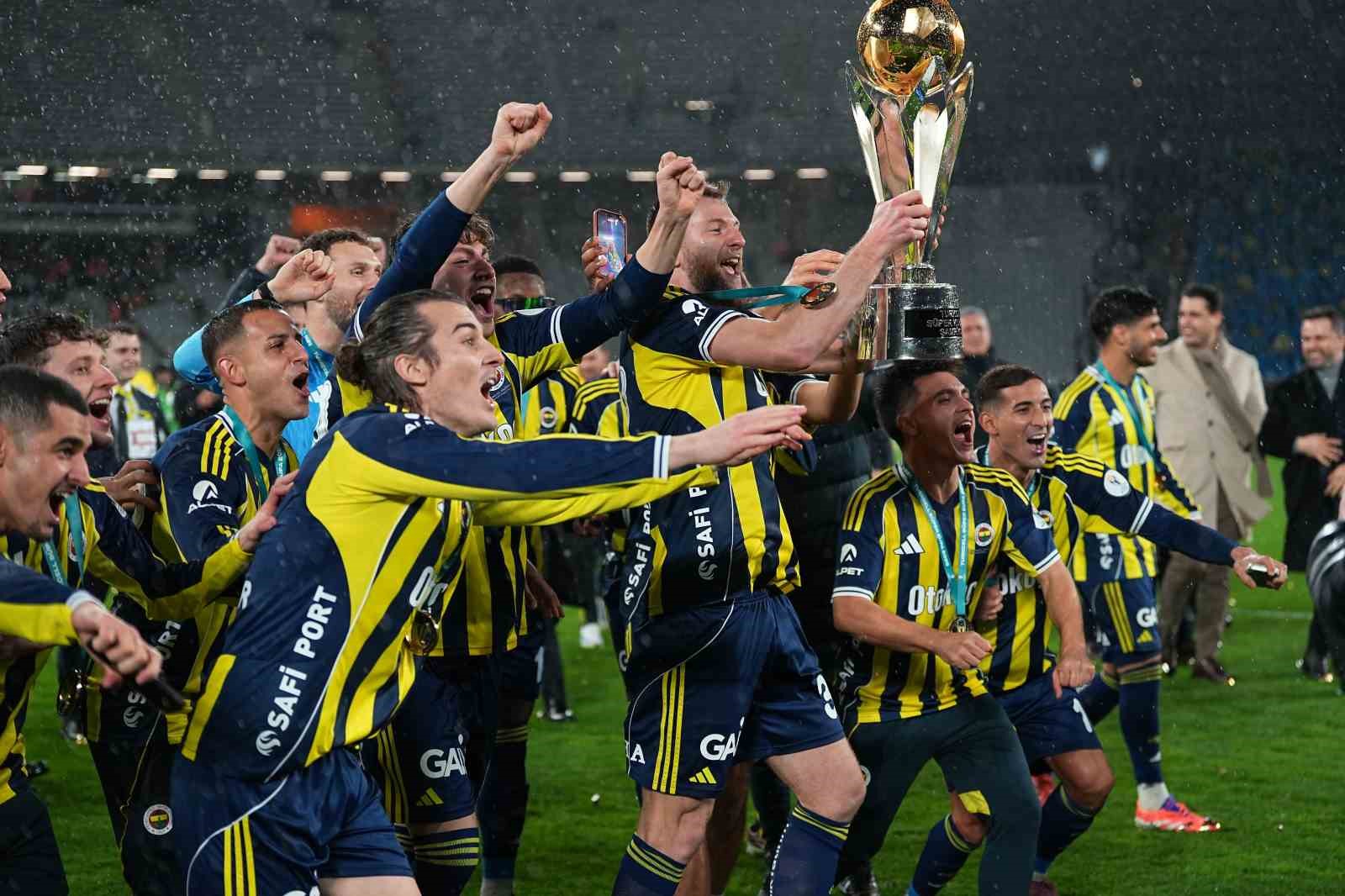 fenerbahce kupayi kaldirdi 54