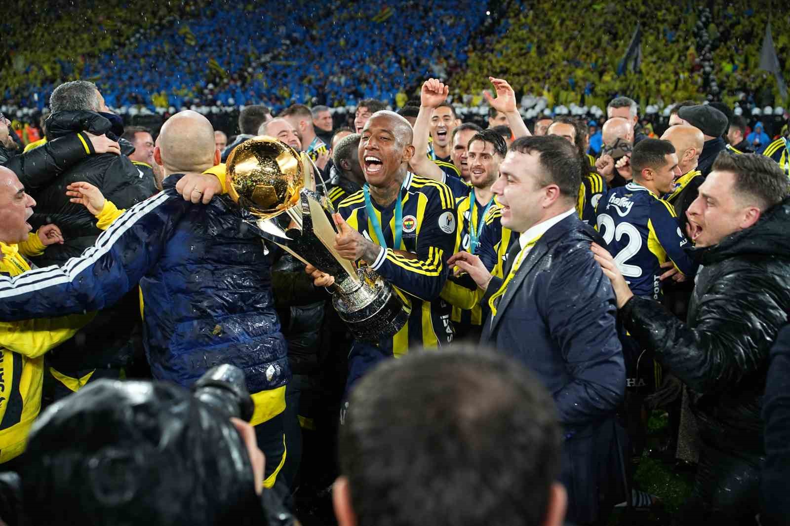 fenerbahce kupayi kaldirdi 57