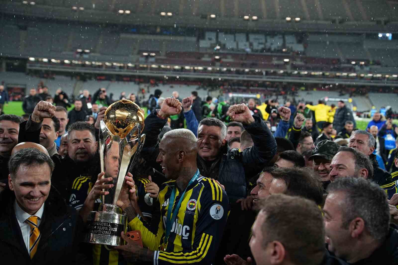 fenerbahce kupayi kaldirdi 66 OSAnYkzU