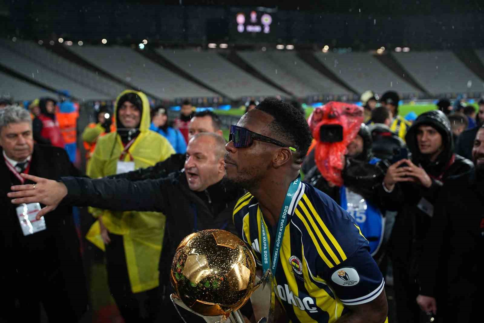 fenerbahce kupayi kaldirdi 71 2SG1dq1s