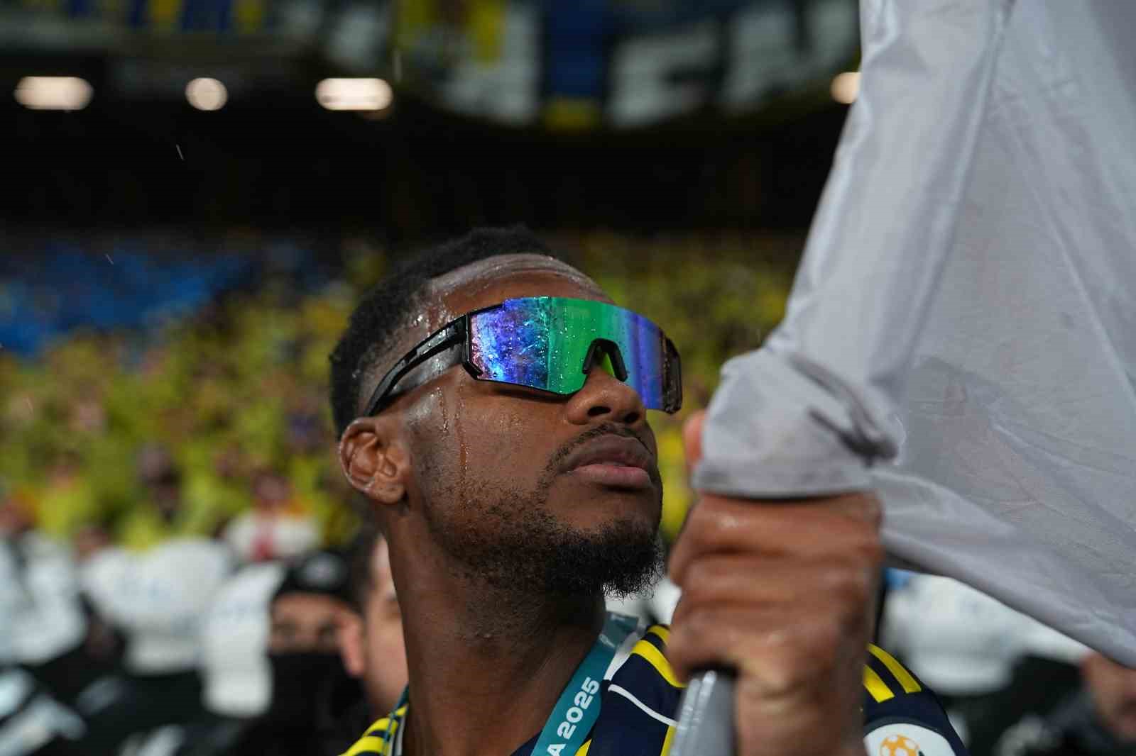 fenerbahce kupayi kaldirdi 81 vHsbfaKm