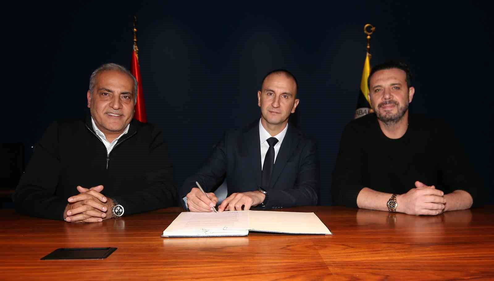 fenerbahce medicanada basantrenor taner atik icin imza toreni duzenlendi 1 Jl1ZaIyy