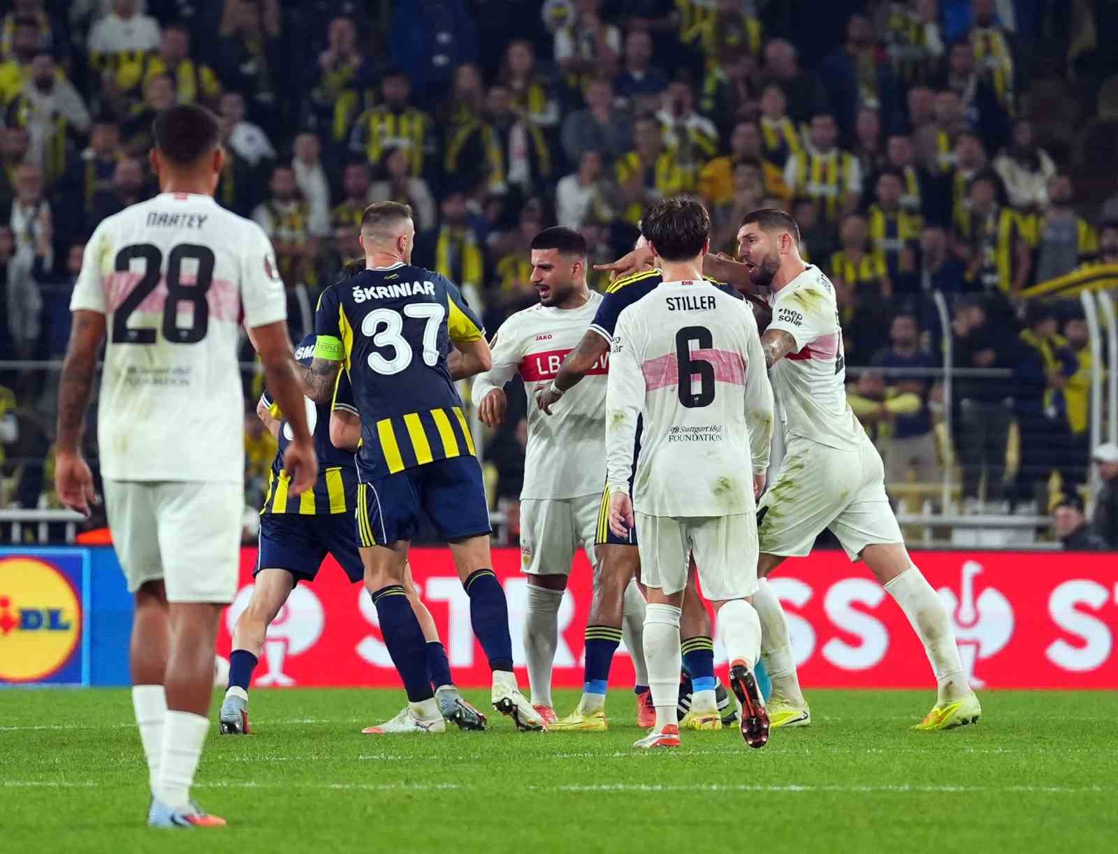 Fenerbahçe- Stuttgart maçında son düdük çaldı, ortalık karıştı 4 fenerbahce stuttgart macinda son duduk caldi ortalik karisti 0 DiHLis48