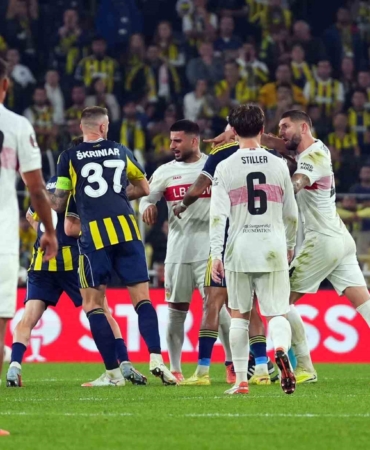fenerbahce-stuttgart-macinda-son-duduk-caldi-ortalik-karisti-thOLZG4F.jpg