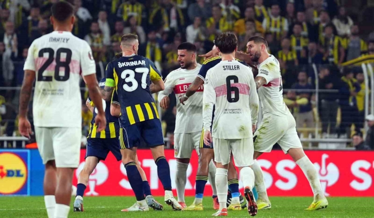 fenerbahce-stuttgart-macinda-son-duduk-caldi-ortalik-karisti-thOLZG4F.jpg