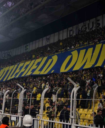 fenerbahce-taraftarindan-oyunculara-galatasaray-macini-hatirlatan-pankart-gcLmVMcw.jpg