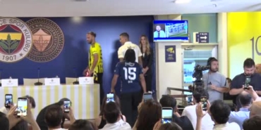 fenerbahce-yeni-transferleri-icin-imza-toreni-duzenledi-OhssXlia.jpg
