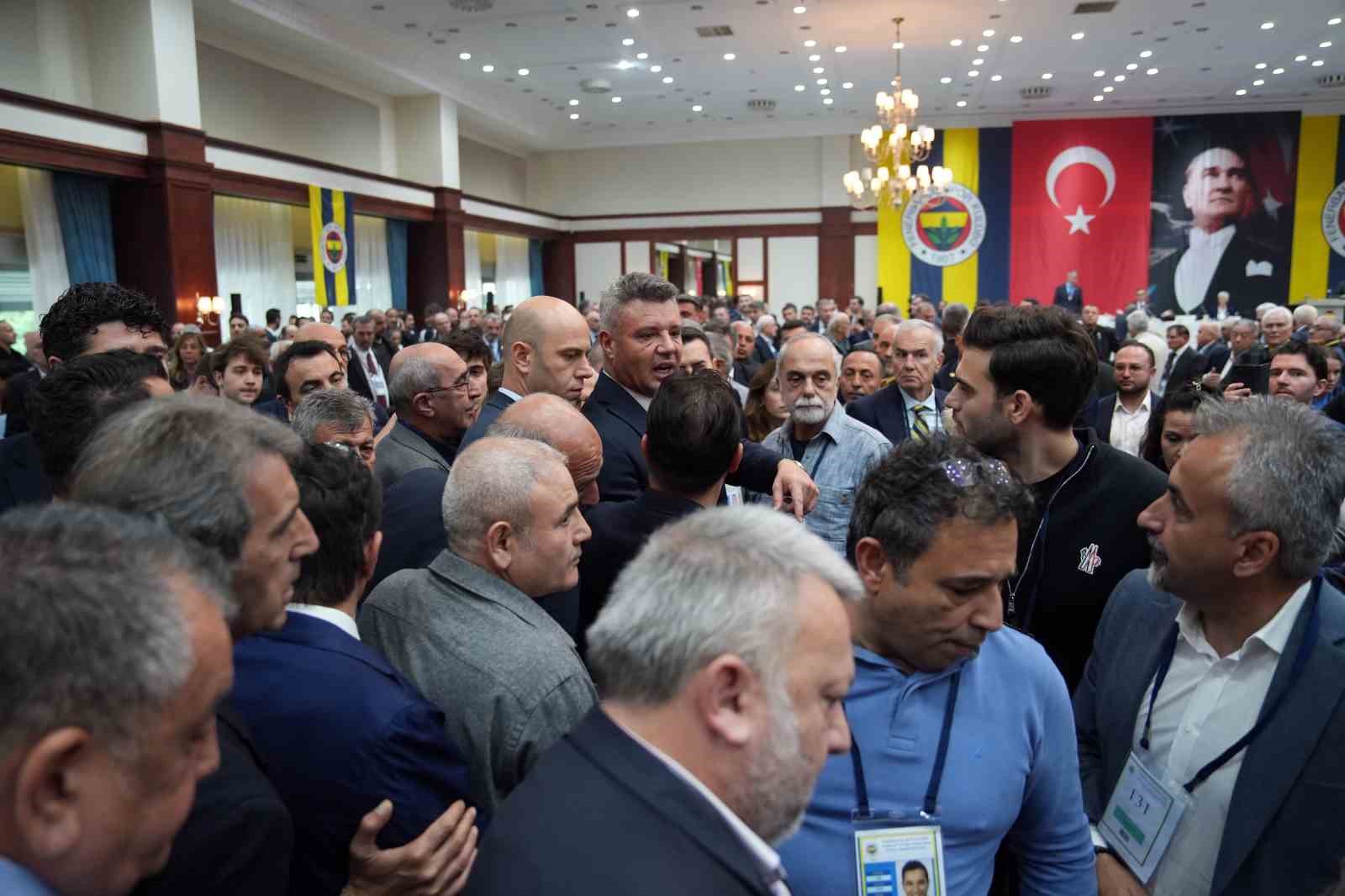 Fenerbahçe Yüksek Divan Kurulu Toplantısı’nda gerginlik 15 fenerbahce yuksek divan kurulu toplantisinda gerginlik 11