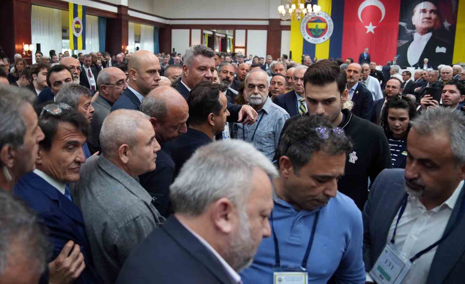 Fenerbahçe Yüksek Divan Kurulu Toplantısı’nda gerginlik 16 fenerbahce yuksek divan kurulu toplantisinda gerginlik 12 bkCOyBq1
