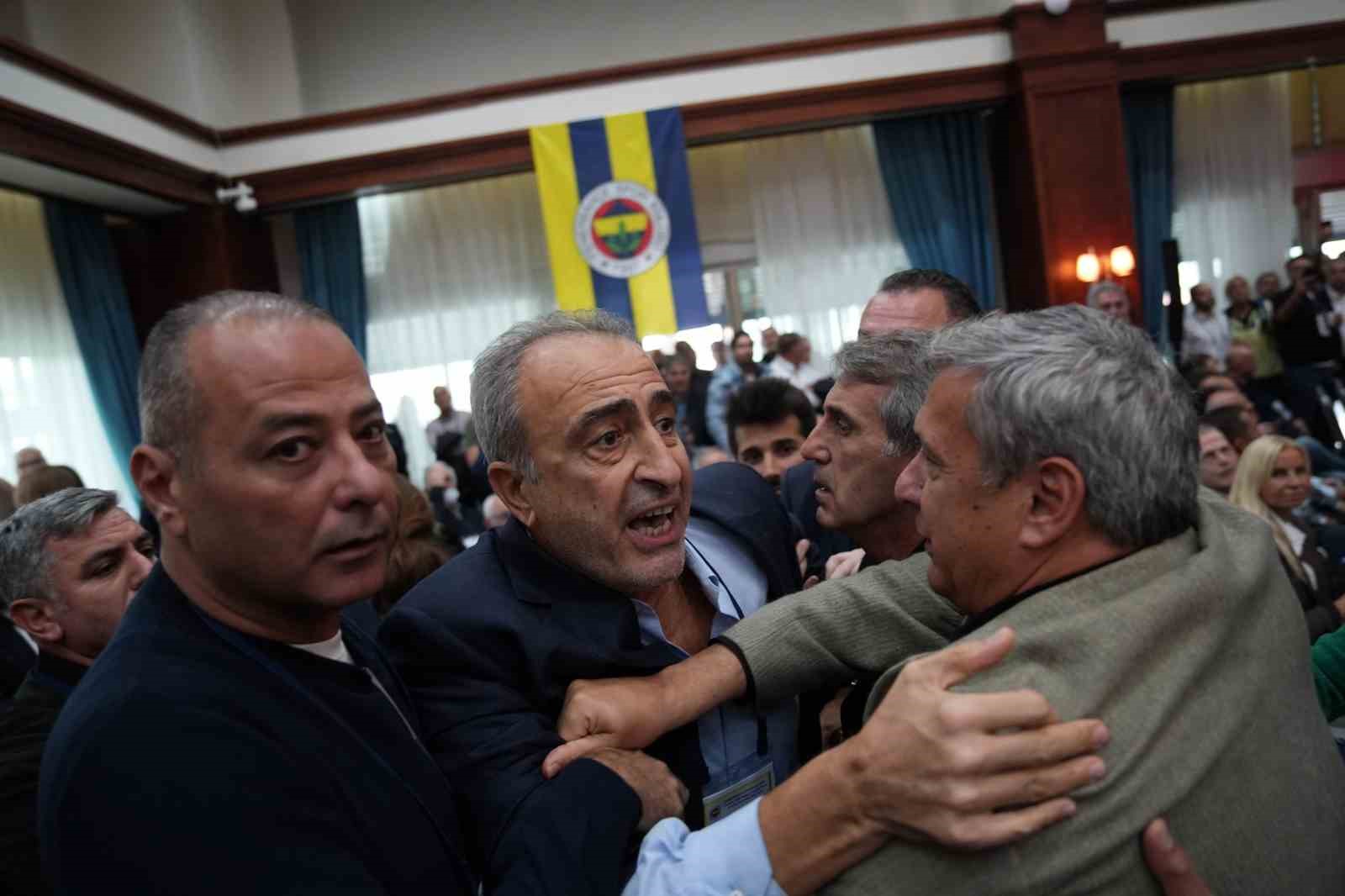 Fenerbahçe Yüksek Divan Kurulu Toplantısı’nda gerginlik 6 fenerbahce yuksek divan kurulu toplantisinda gerginlik 2 ijA5peTL