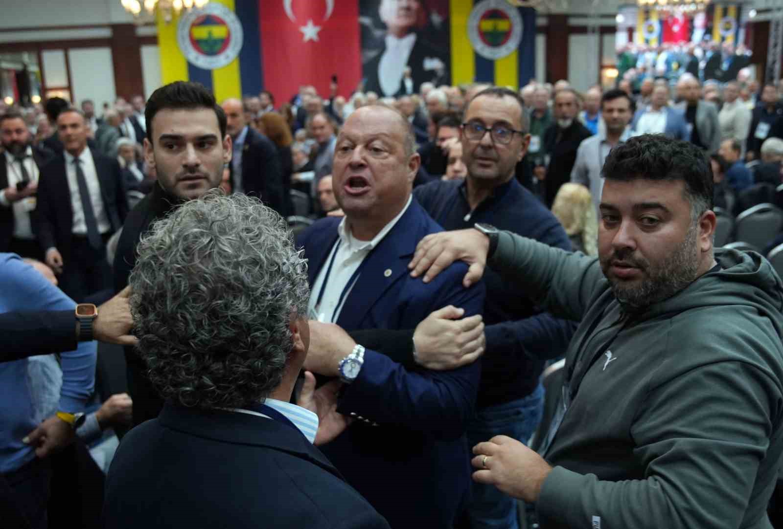 Fenerbahçe Yüksek Divan Kurulu Toplantısı’nda gerginlik 8 fenerbahce yuksek divan kurulu toplantisinda gerginlik 4 XqSptKZ7
