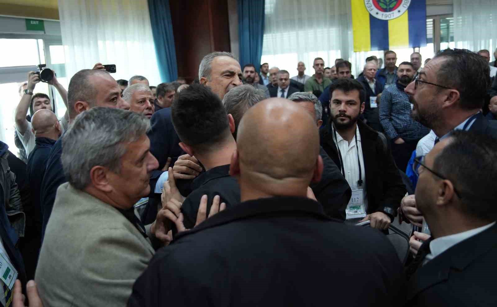 Fenerbahçe Yüksek Divan Kurulu Toplantısı’nda gerginlik 11 fenerbahce yuksek divan kurulu toplantisinda gerginlik 7 wv26PaHA