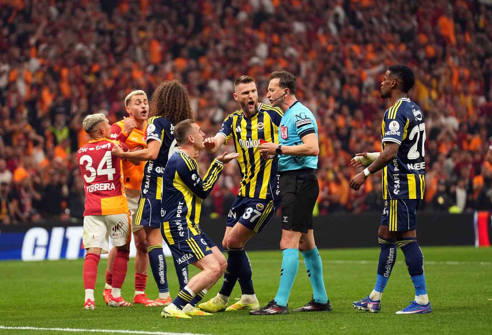 fenerbahcede 4 futbolcu cezali duruma dustu 1