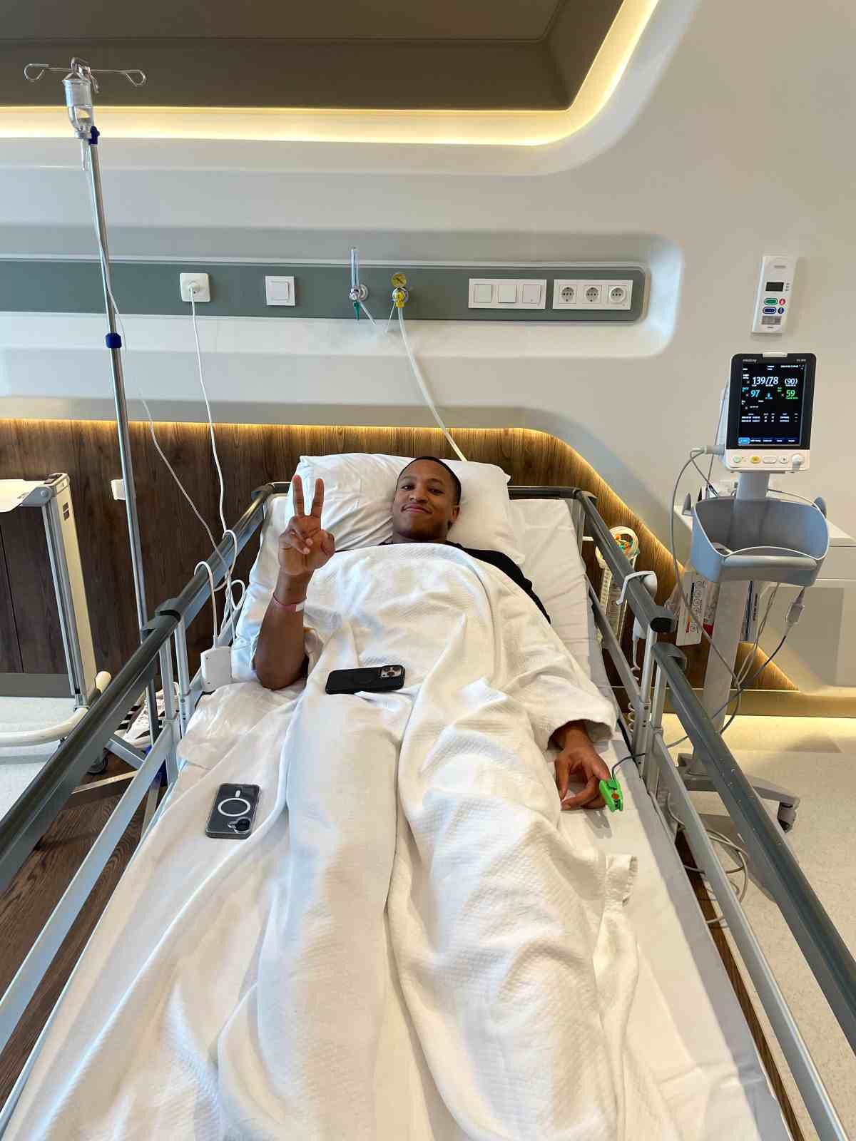 fenerbahcede devon hall operasyon gecirdi 0 PZs3aWYy