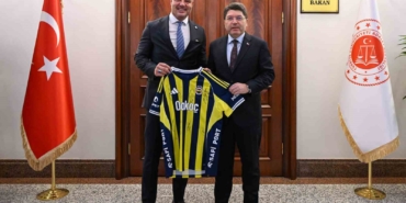 fenerbahceden-bakan-yilmaz-tunca-hediye-edilen-formayla-ilgili-aciklama-85Q9HWFy.jpg