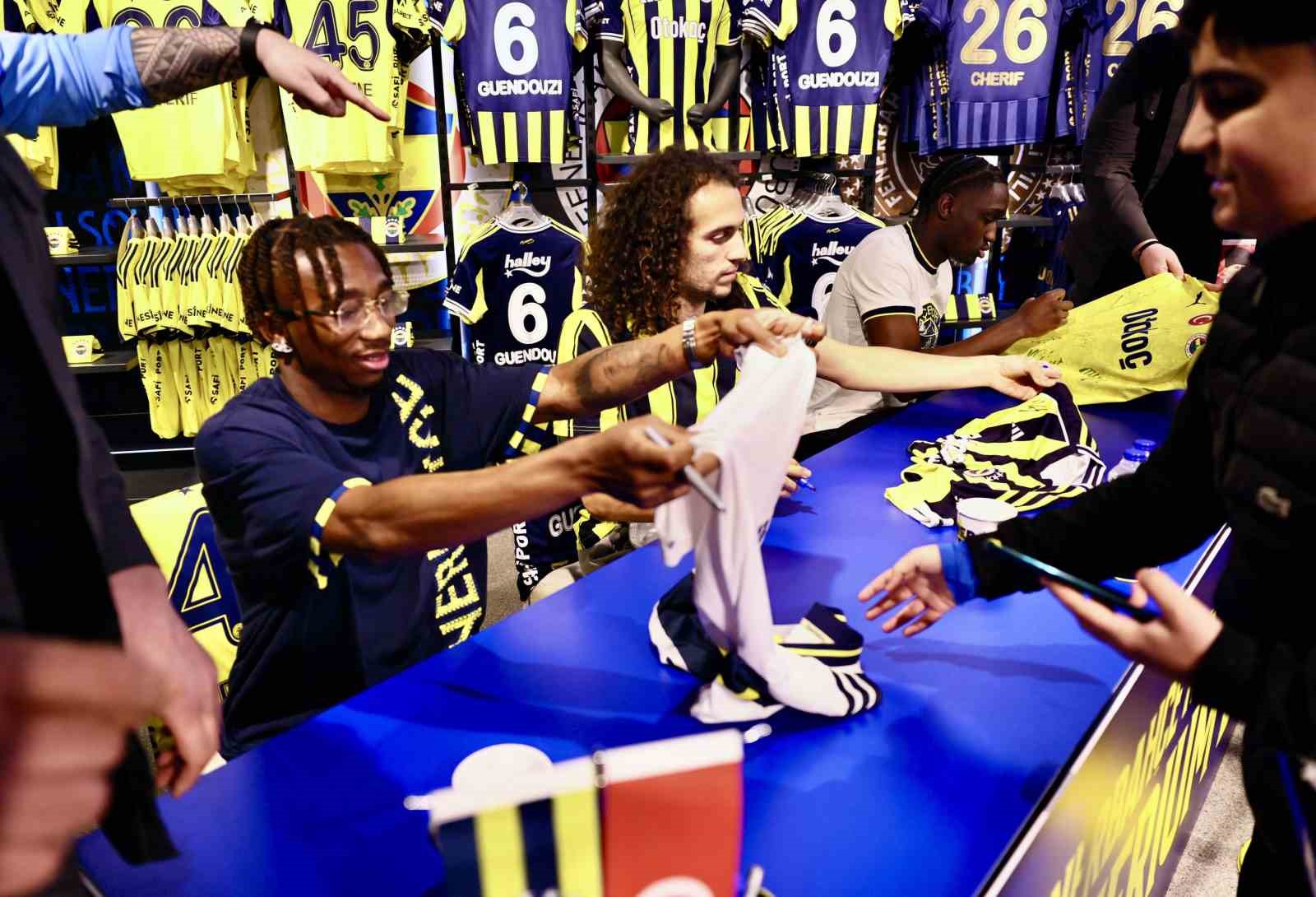 Fenerbahçeli futbolcular Guendouzi, Nene ve Cherif, taraftarlarla buluştu 4 fenerbahceli futbolcular guendouzi nene ve cherif taraftarlarla bulustu 0 AG5Nrbfn