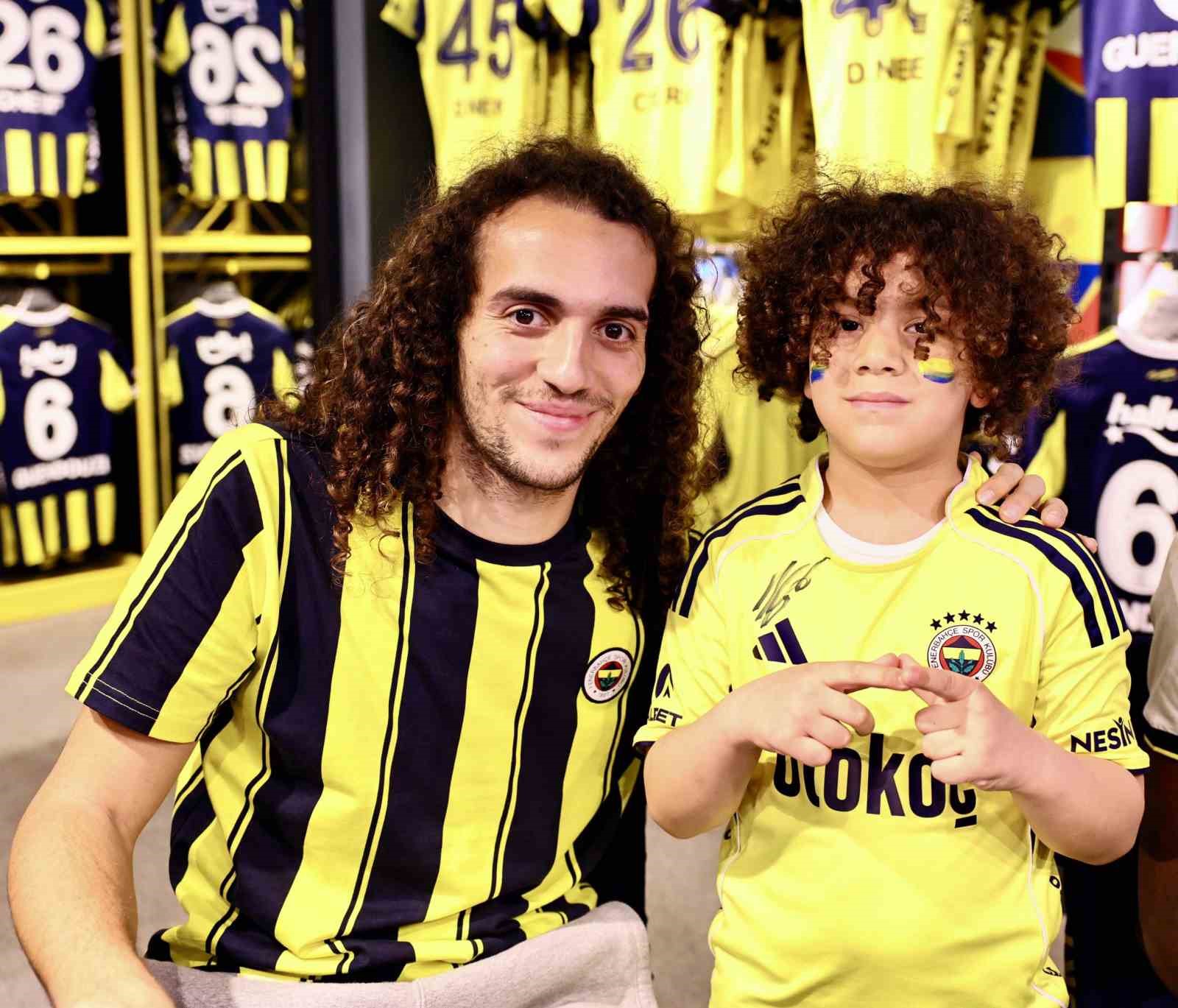 Fenerbahçeli futbolcular Guendouzi, Nene ve Cherif, taraftarlarla buluştu 5 fenerbahceli futbolcular guendouzi nene ve cherif taraftarlarla bulustu 1 sCuKCktq