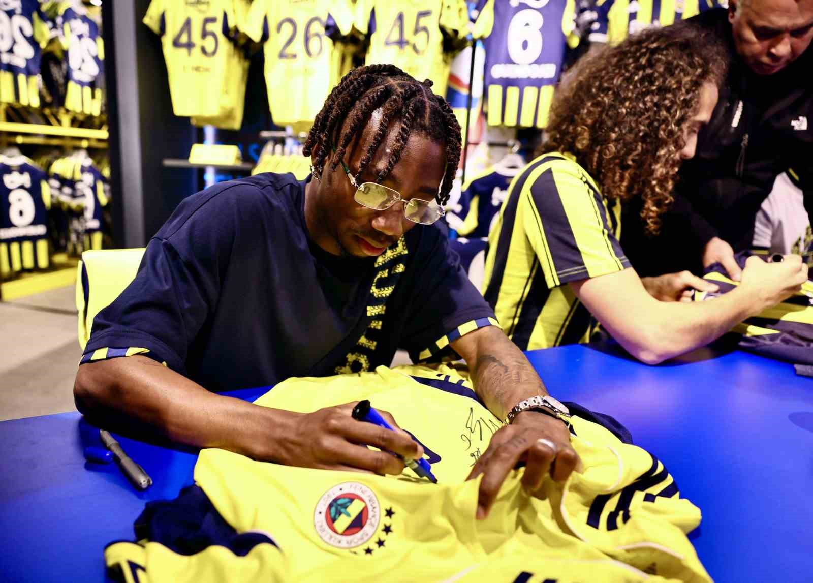 Fenerbahçeli futbolcular Guendouzi, Nene ve Cherif, taraftarlarla buluştu 6 fenerbahceli futbolcular guendouzi nene ve cherif taraftarlarla bulustu 2 vzrGyPQq