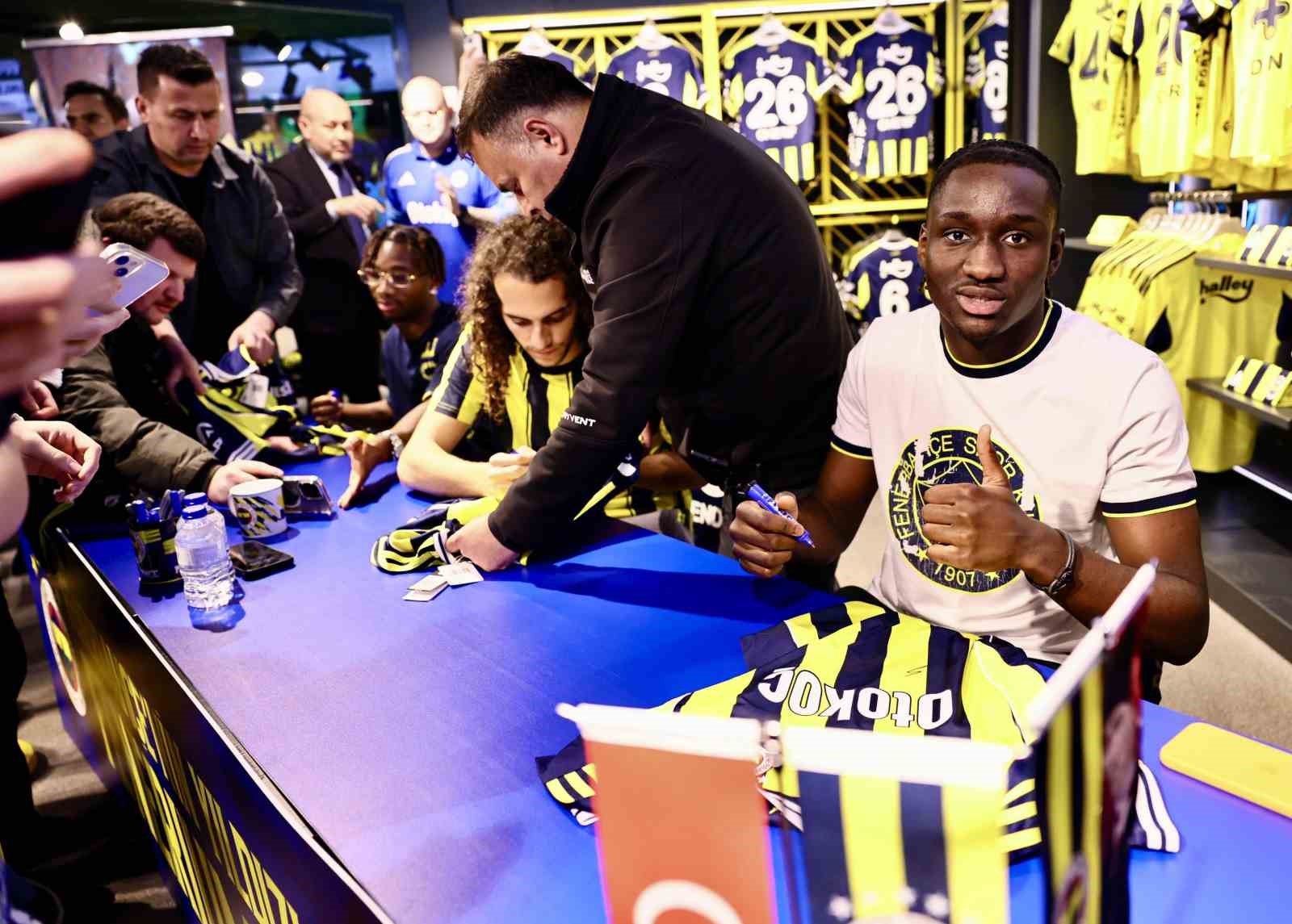 Fenerbahçeli futbolcular Guendouzi, Nene ve Cherif, taraftarlarla buluştu 7 fenerbahceli futbolcular guendouzi nene ve cherif taraftarlarla bulustu 3 zFQntELk