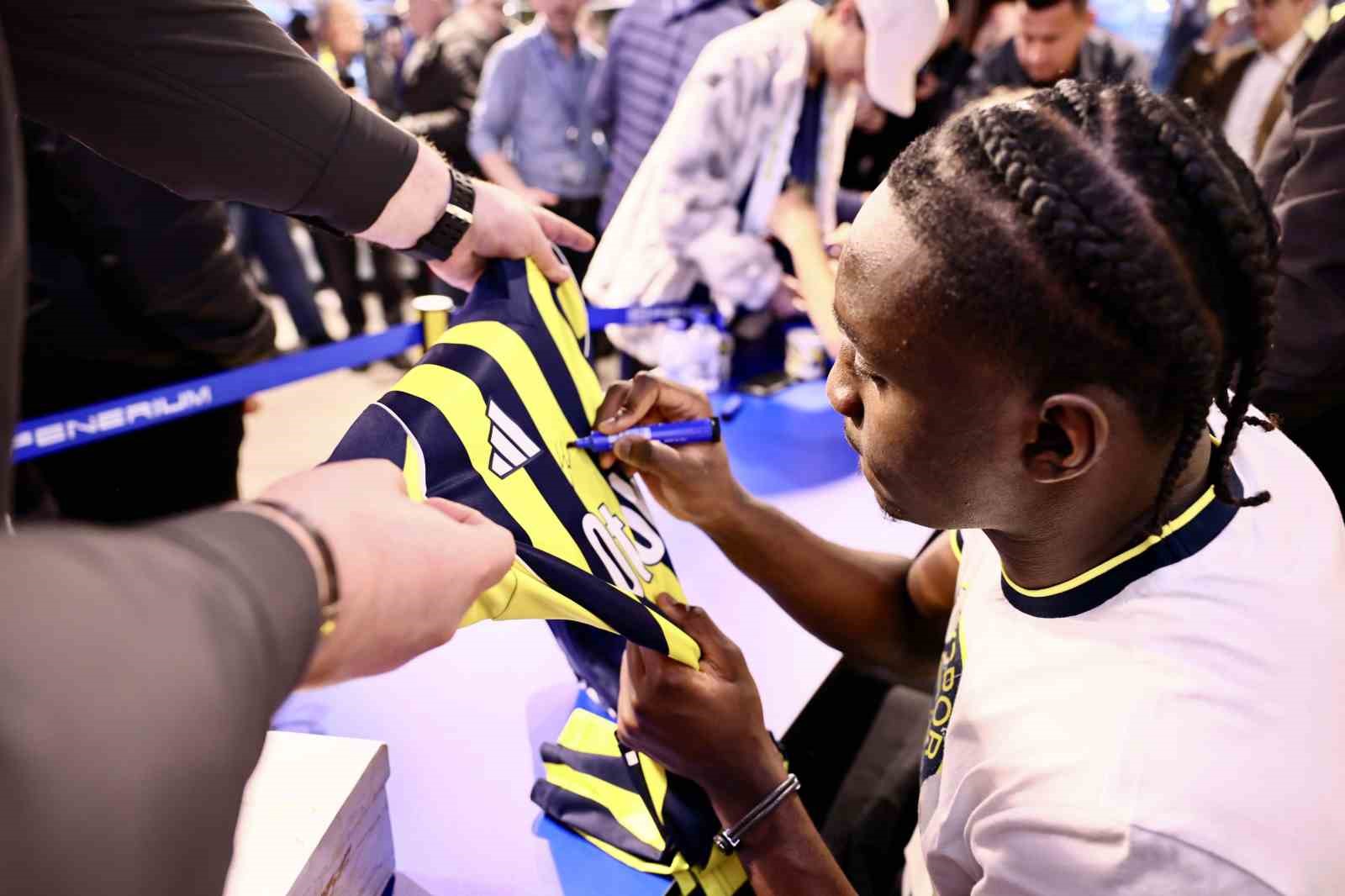 Fenerbahçeli futbolcular Guendouzi, Nene ve Cherif, taraftarlarla buluştu 8 fenerbahceli futbolcular guendouzi nene ve cherif taraftarlarla bulustu 4 YLgWlDGh