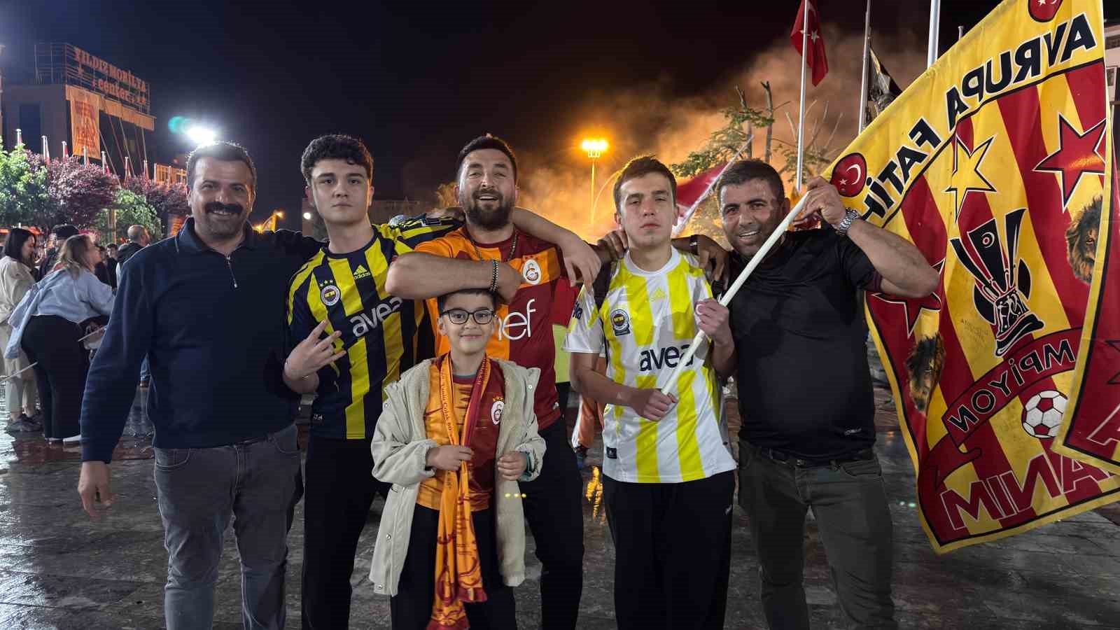fenerbahceli taraftarlar da galatasaraylilari yalniz birakmadi 1 cGtgv4nz