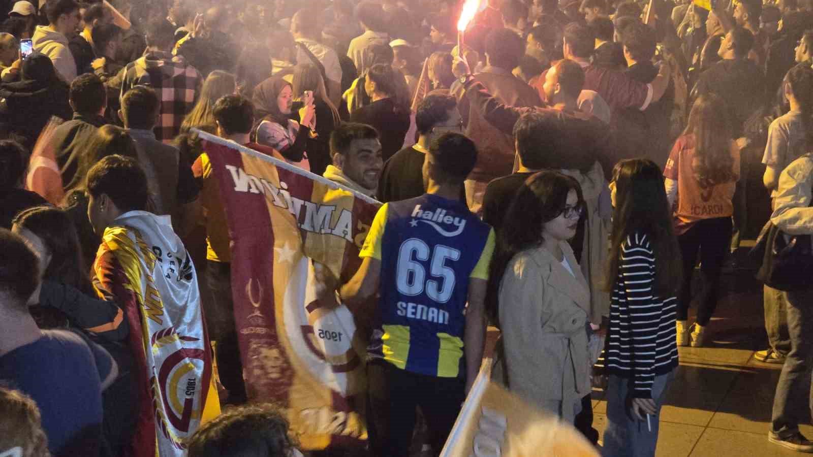 fenerbahceli taraftarlar da galatasaraylilari yalniz birakmadi 3 F6YyL8e5