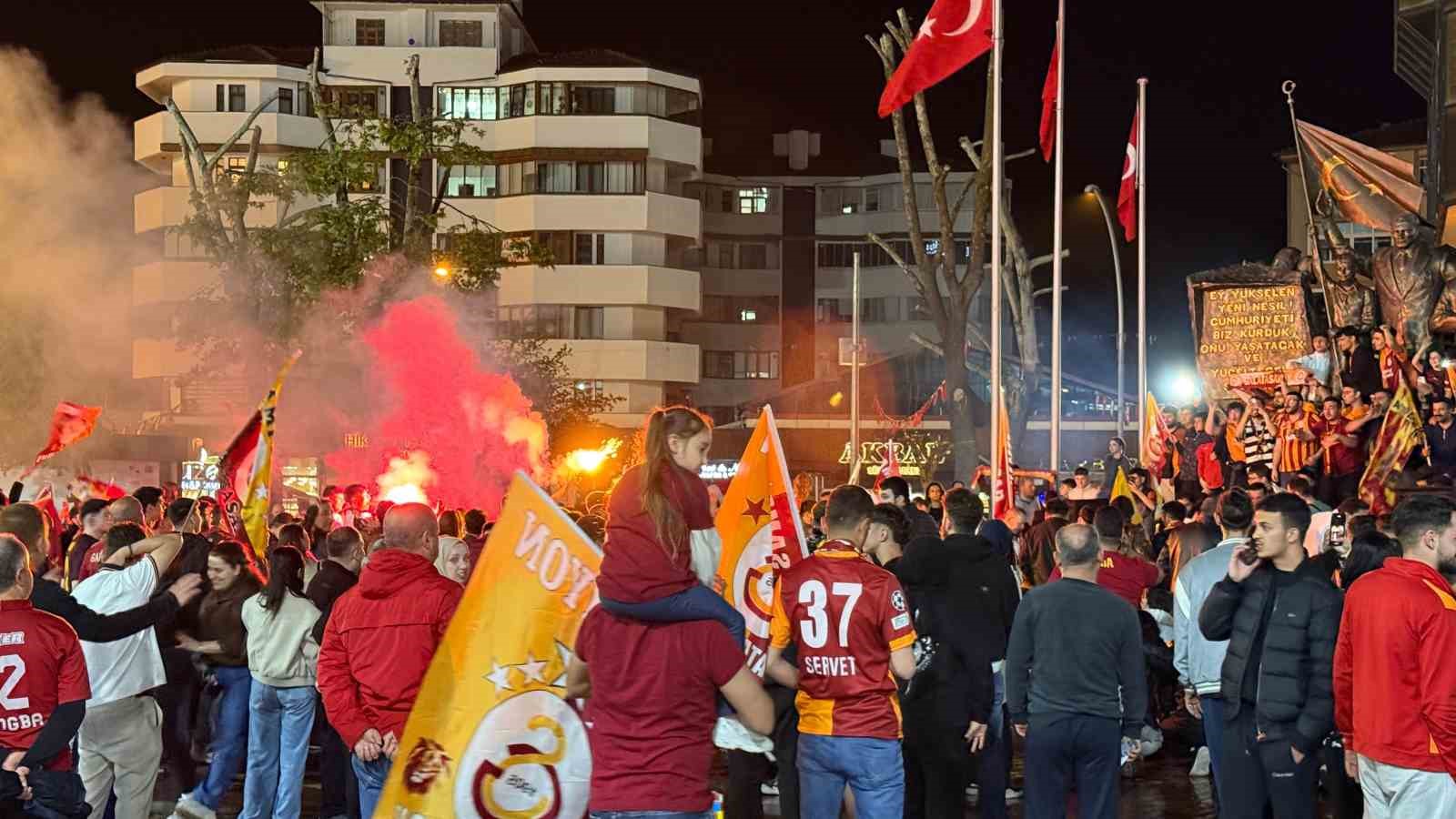 fenerbahceli taraftarlar da galatasaraylilari yalniz birakmadi 4 dzOeAwaB
