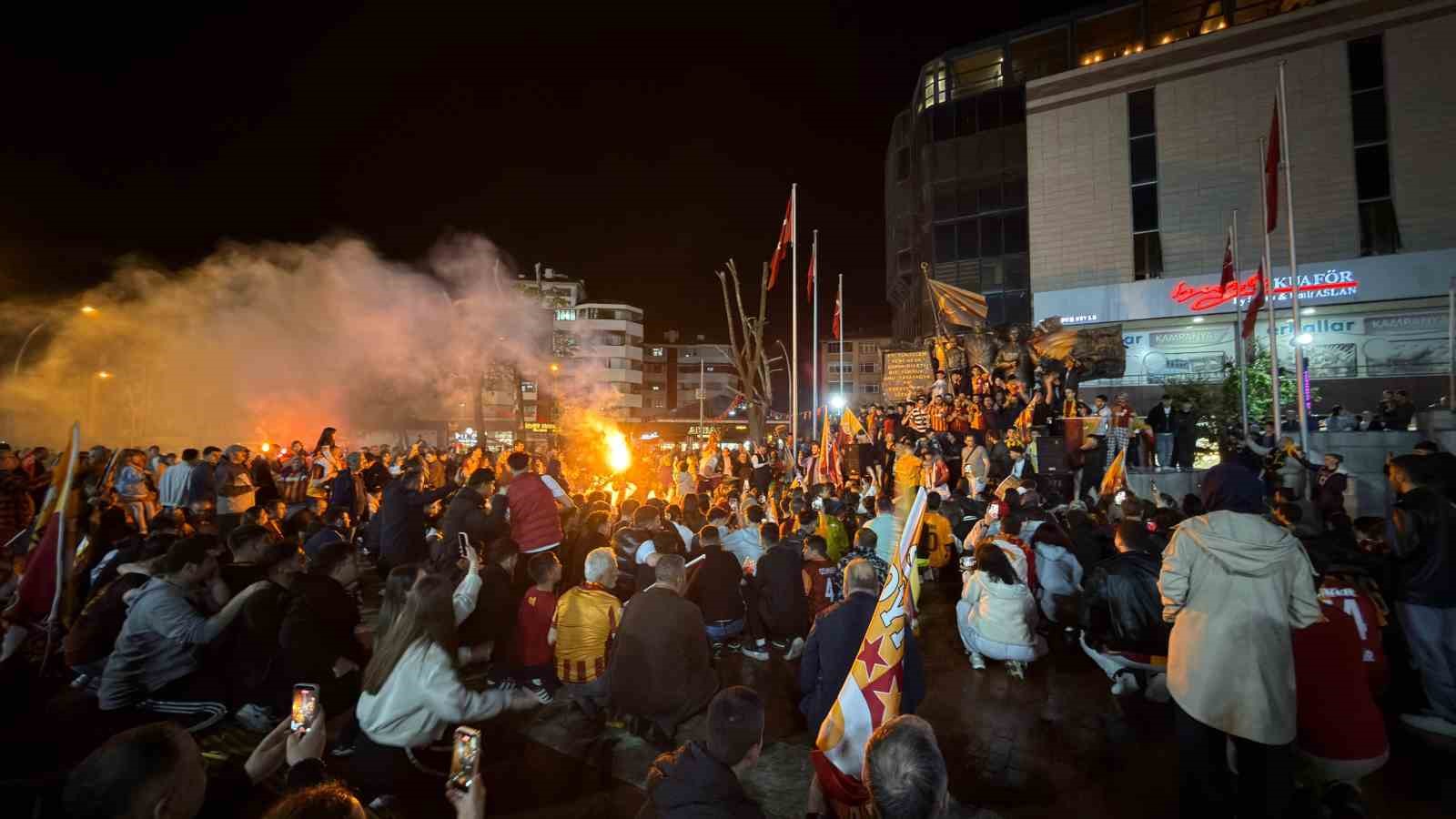 fenerbahceli taraftarlar da galatasaraylilari yalniz birakmadi 5 svqIz158