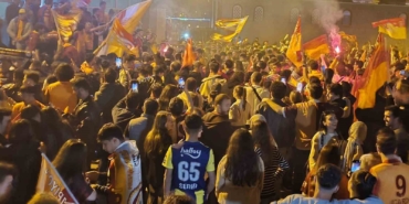 fenerbahceli-taraftarlar-da-galatasaraylilari-yalniz-birakmadi-7dpV6wII.jpg