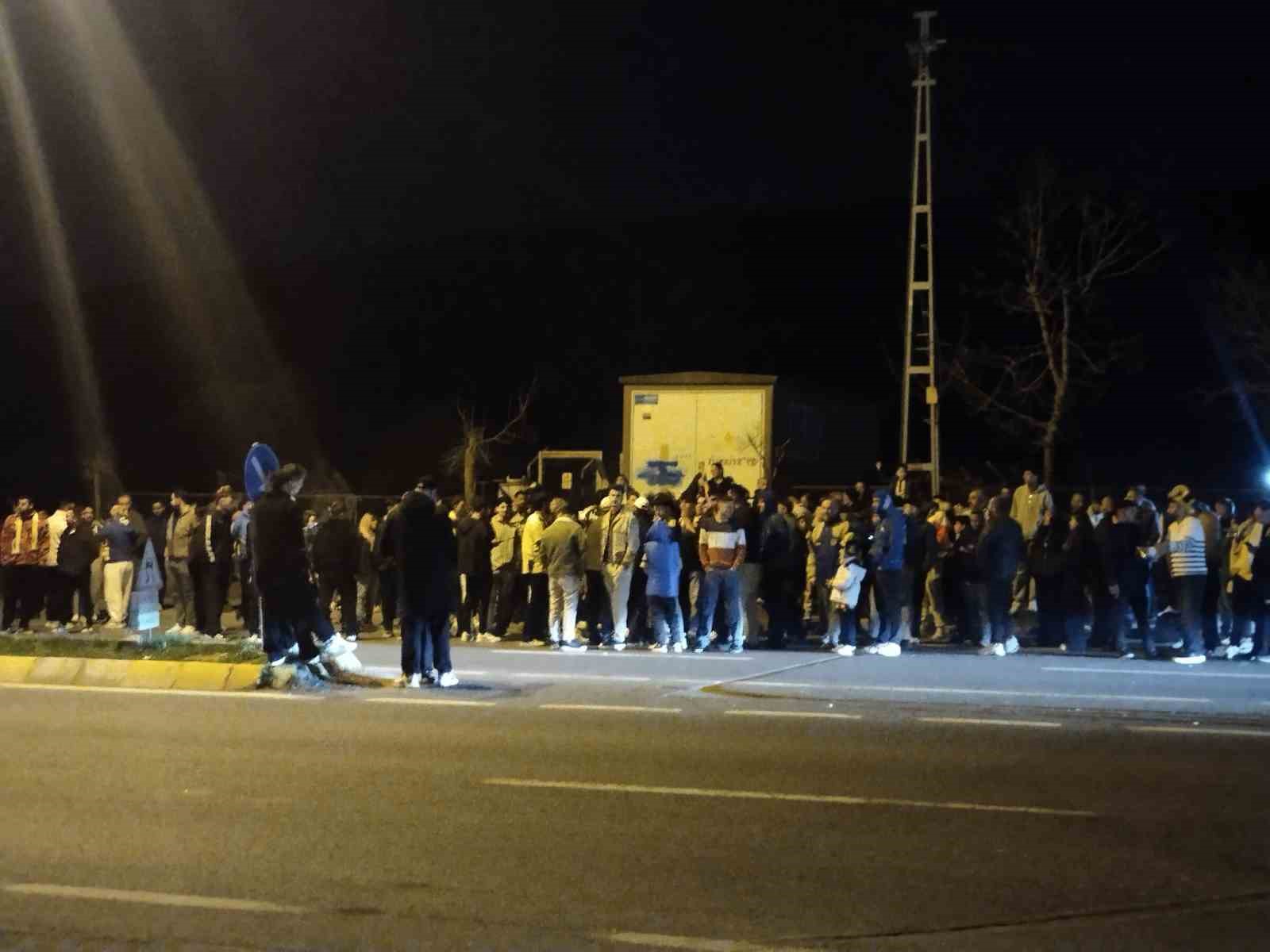 fenerbahceli taraftarlar samandirada galibiyeti kutladi 0 KCzLRZH2