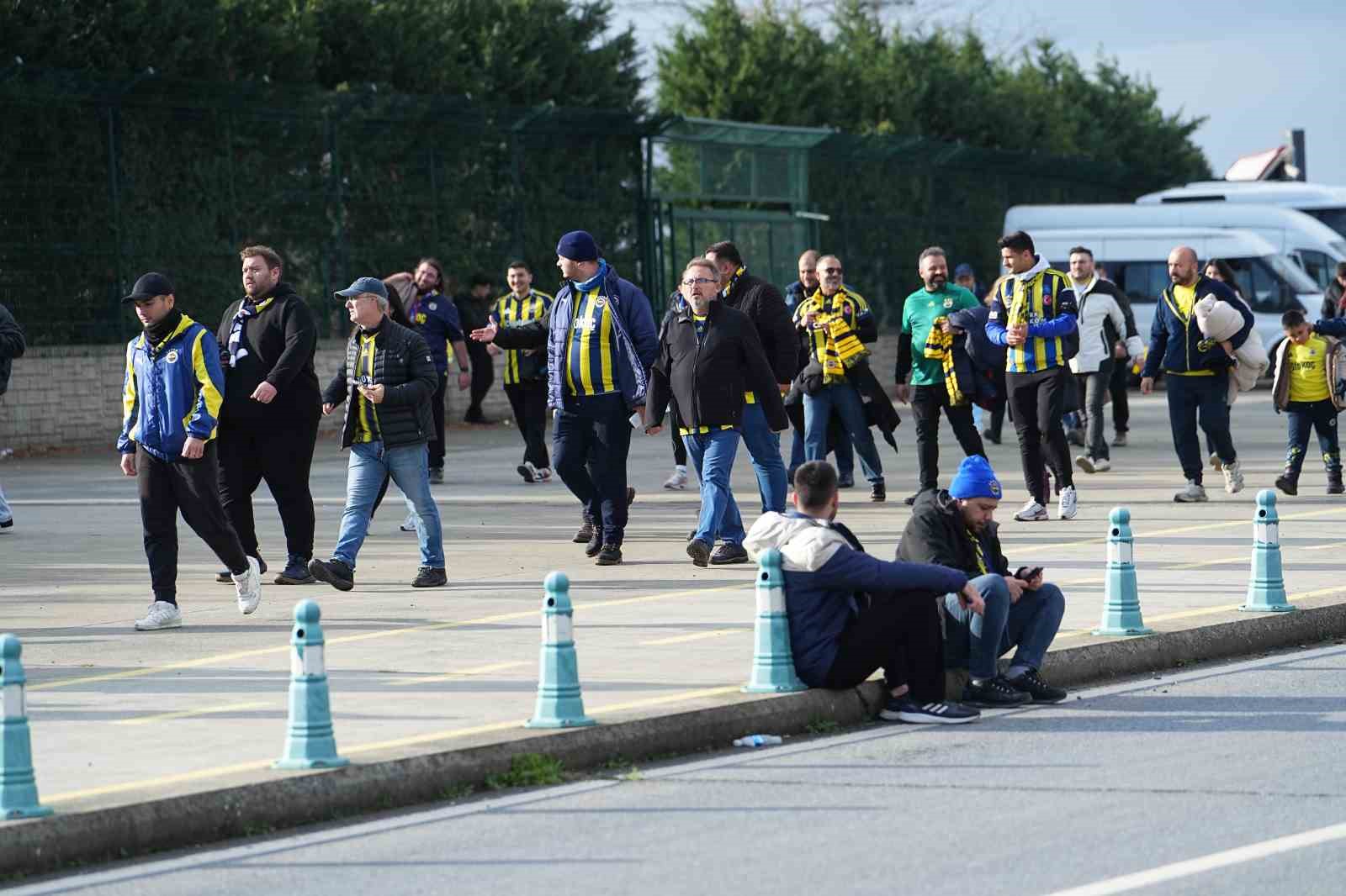 fenerbahceli taraftarlar super kupa finali icin stada geldi 0 WYpS2QX7
