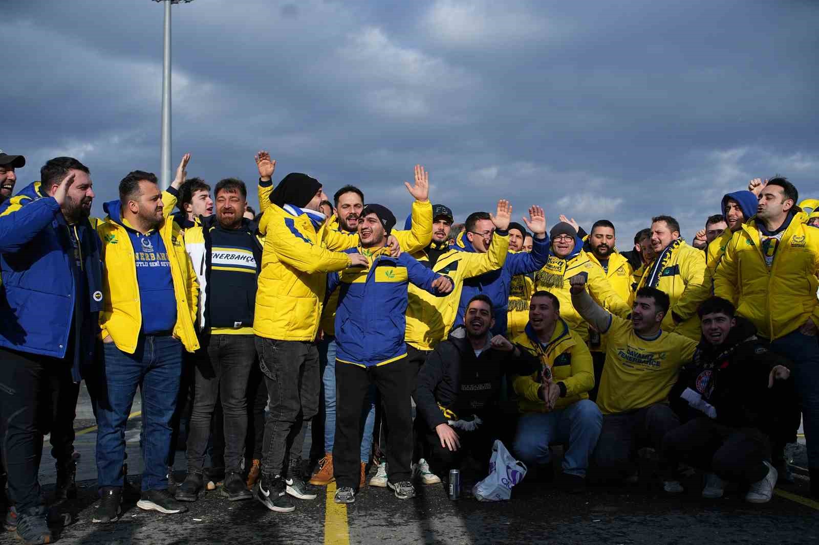fenerbahceli taraftarlar super kupa finali icin stada geldi 10 8YBX44Gt