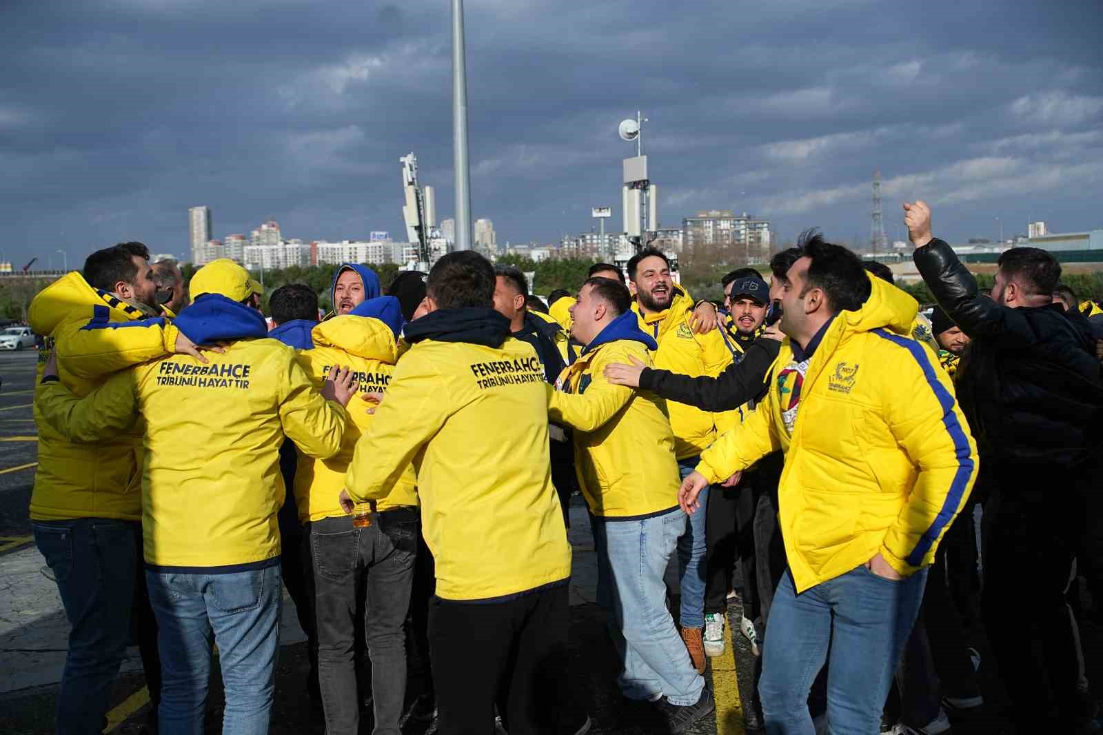 fenerbahceli taraftarlar super kupa finali icin stada geldi 11 e1Cz8d2Y