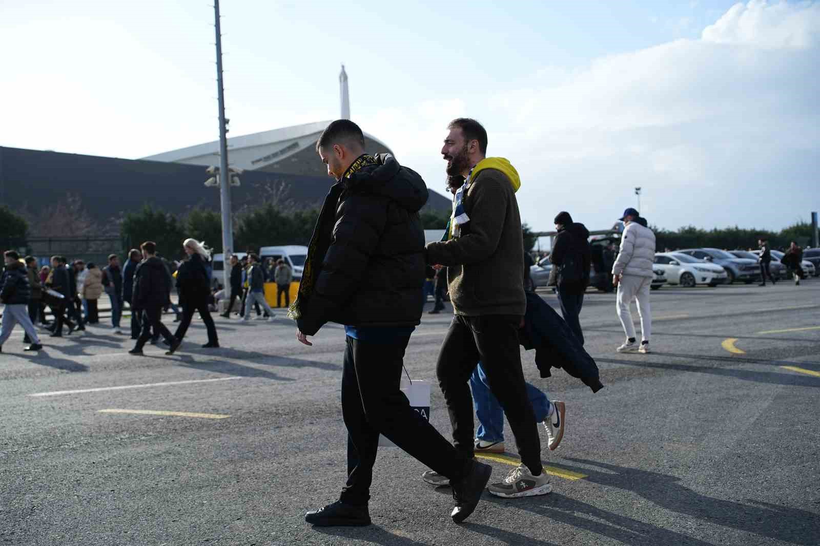 fenerbahceli taraftarlar super kupa finali icin stada geldi 12