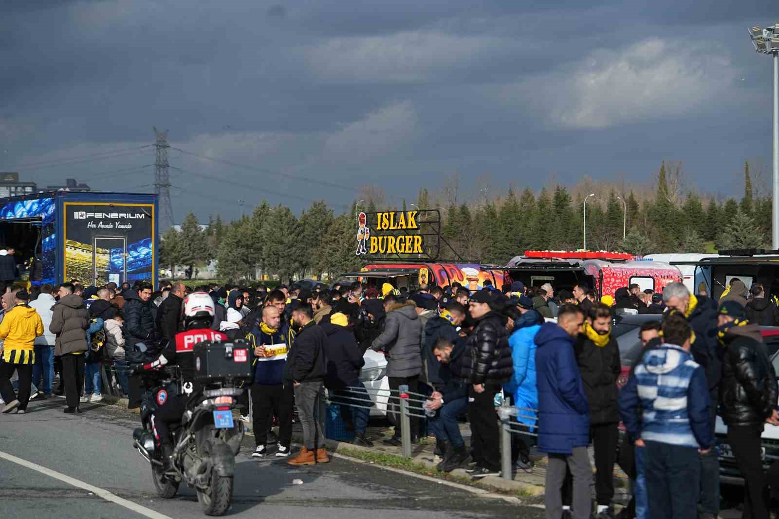 fenerbahceli taraftarlar super kupa finali icin stada geldi 16 58XNayaR