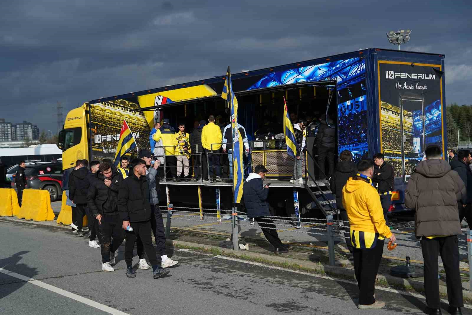fenerbahceli taraftarlar super kupa finali icin stada geldi 17 lFWMT6WS