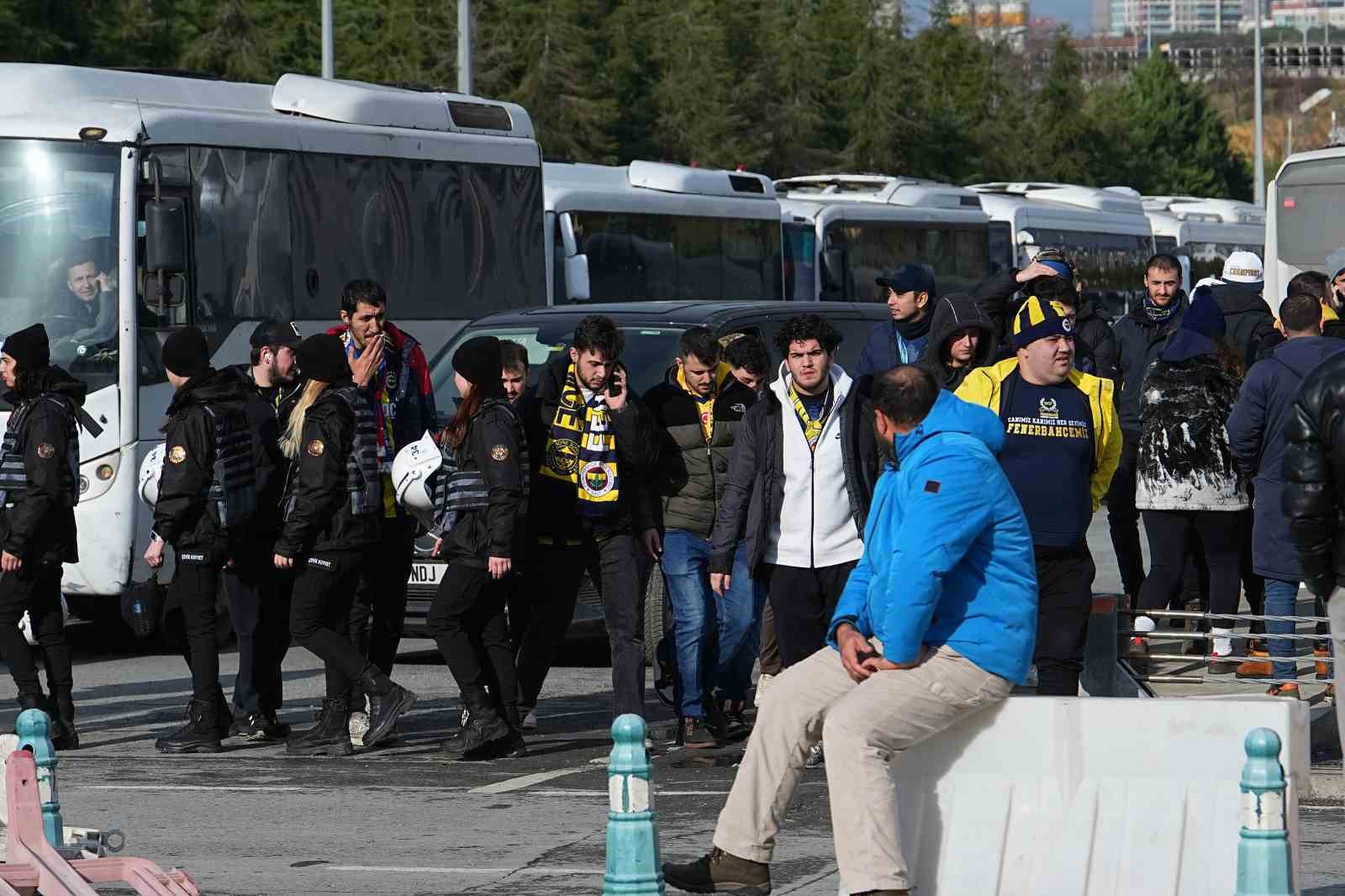 fenerbahceli taraftarlar super kupa finali icin stada geldi 5 IXVeVfgF