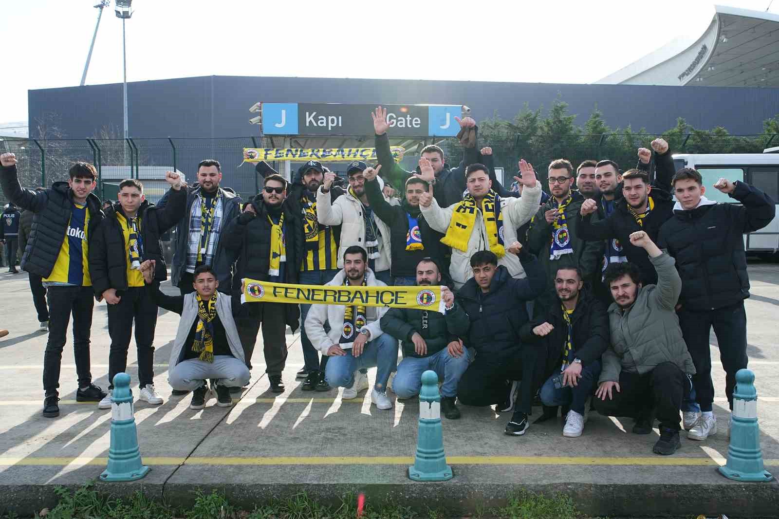 fenerbahceli taraftarlar super kupa finali icin stada geldi 7 9pHPMb94