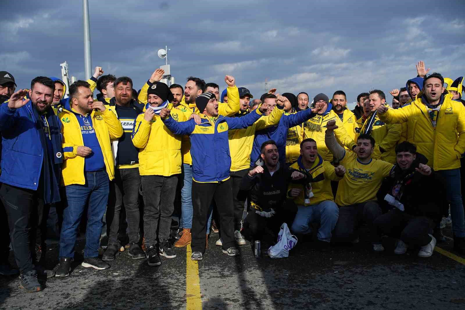 fenerbahceli taraftarlar super kupa finali icin stada geldi 9 mkIlqEZV