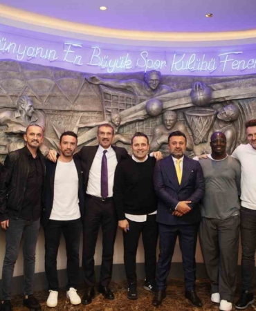 fenerbahcenin-eski-yildizlari-derbi-oncesi-bir-araya-geldi-dNuFidt9.jpg
