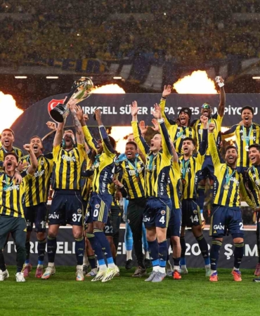 fenerbahcenin-sampiyonluk-hasreti-12-yila-cikti-sezonu-1-kupayla-kapatti-ejYgCRQG.jpg