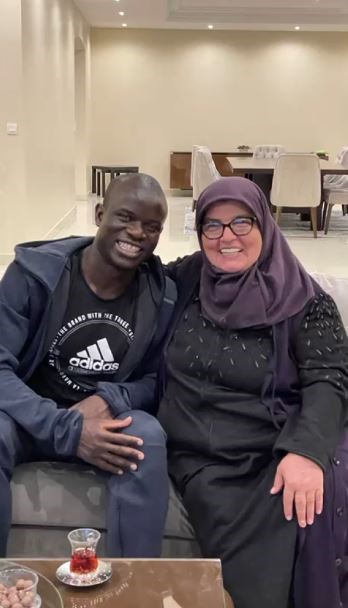 fenerbahcenin yeni transferi ngolo kante ile samimiyeti gundem olan hatun teyze konustu 2 qBs9KB2d