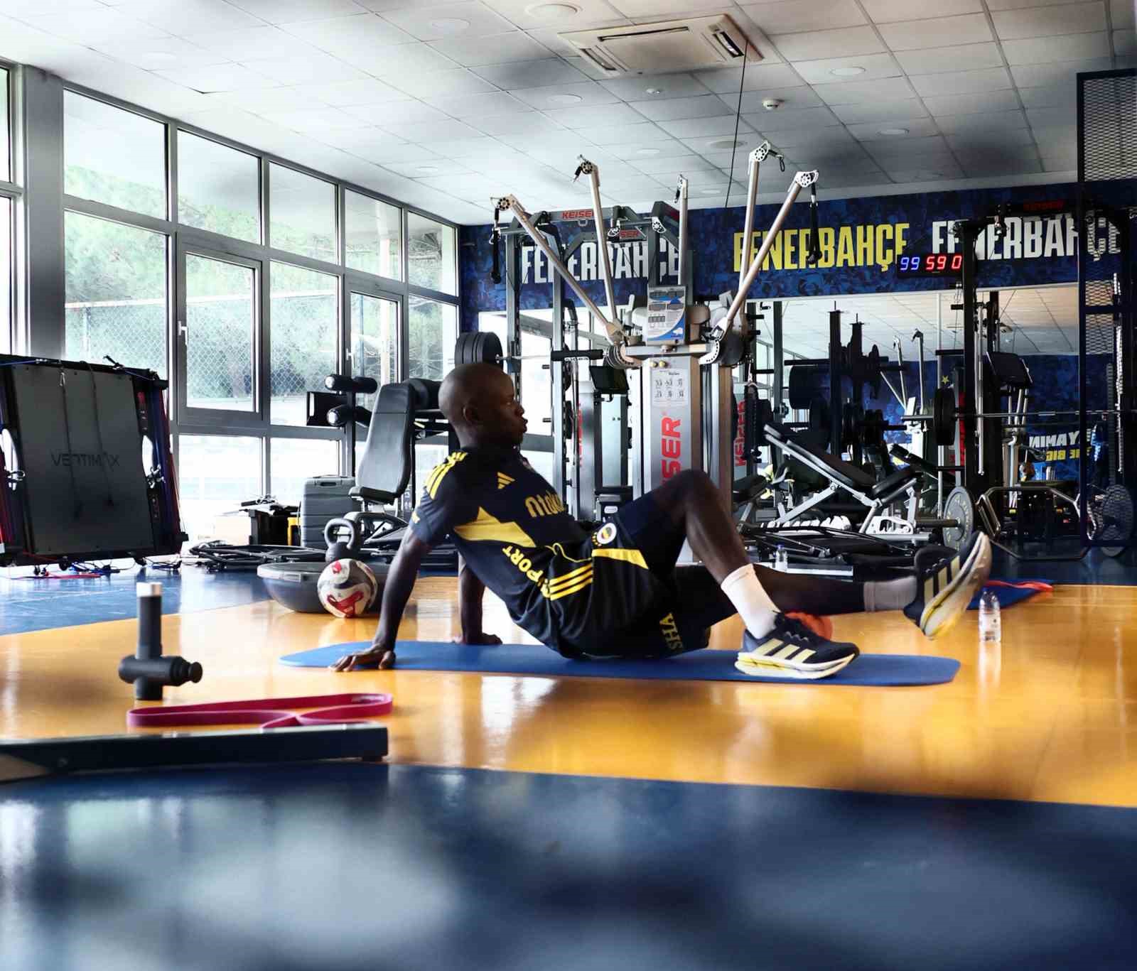 fenerbahcenin yeni transferi ngolo kante tesisleri gezdi ve ilk antrenmanini yapti 1 lZ3HehA6