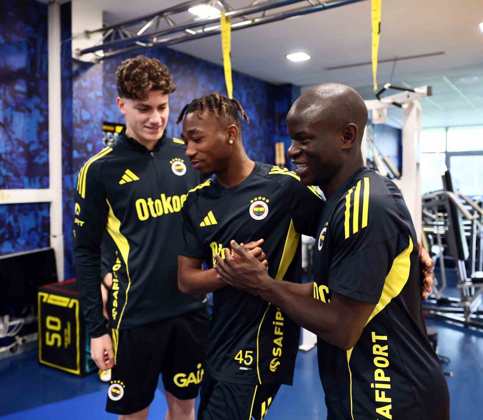 fenerbahcenin yeni transferi ngolo kante tesisleri gezdi ve ilk antrenmanini yapti 3 msj8pkiV