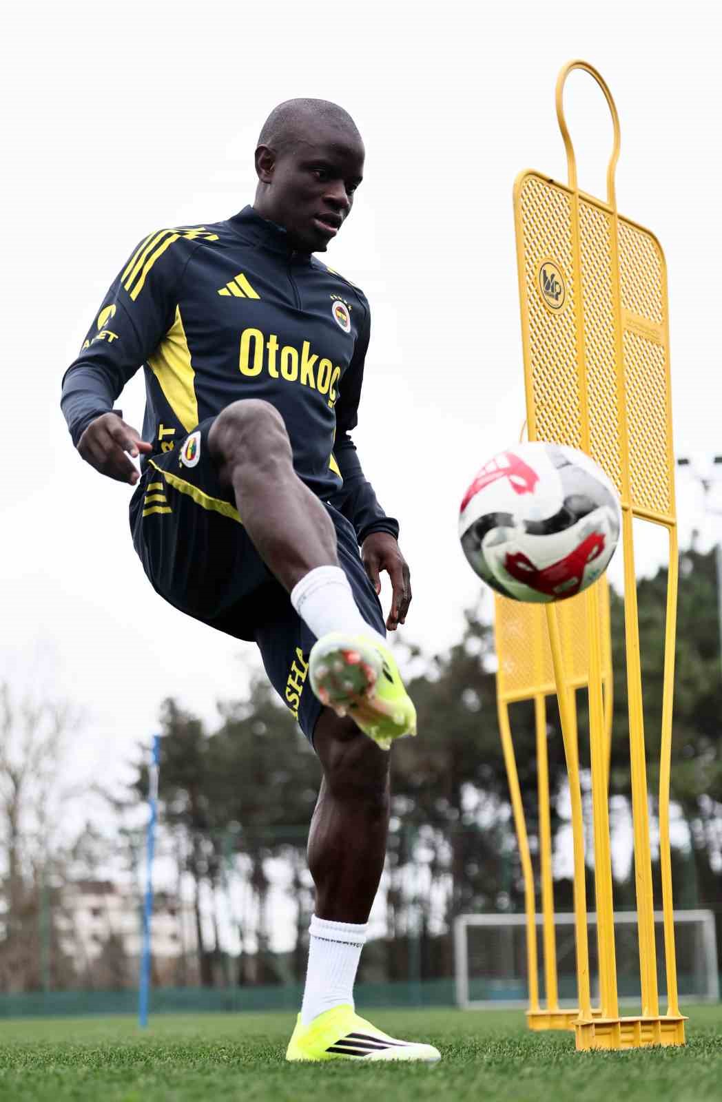 fenerbahcenin yeni transferi ngolo kante tesisleri gezdi ve ilk antrenmanini yapti 4 mRFpIWgy