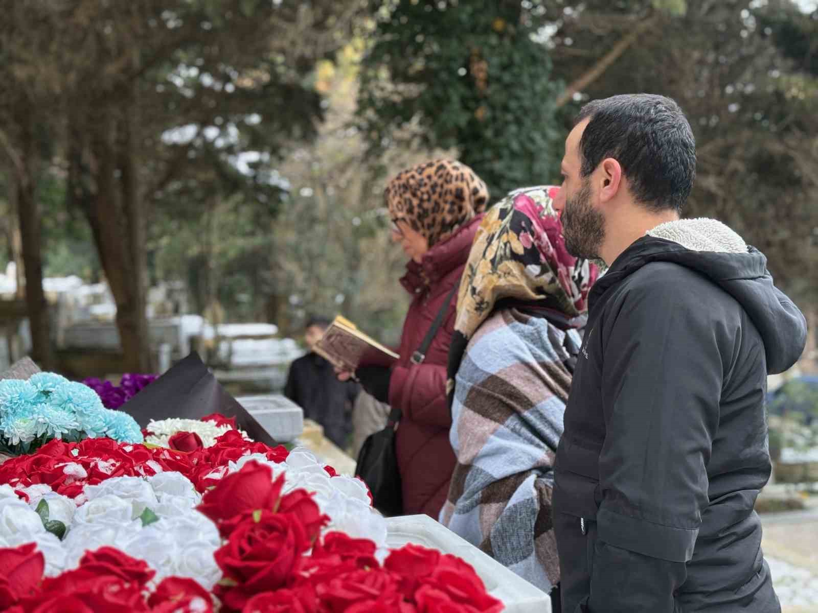 ferdi tayfur vefatinin 1 yil donumunde mezari basinda anildi 2