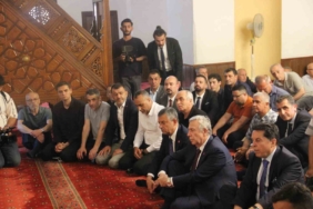 Diyarbakır’da öğrencilerden Türkiye’yi duygulandıran jest: "Elimizde silah değil çikolata var, içimizde kin değil sevgi var" 1 thumbnail