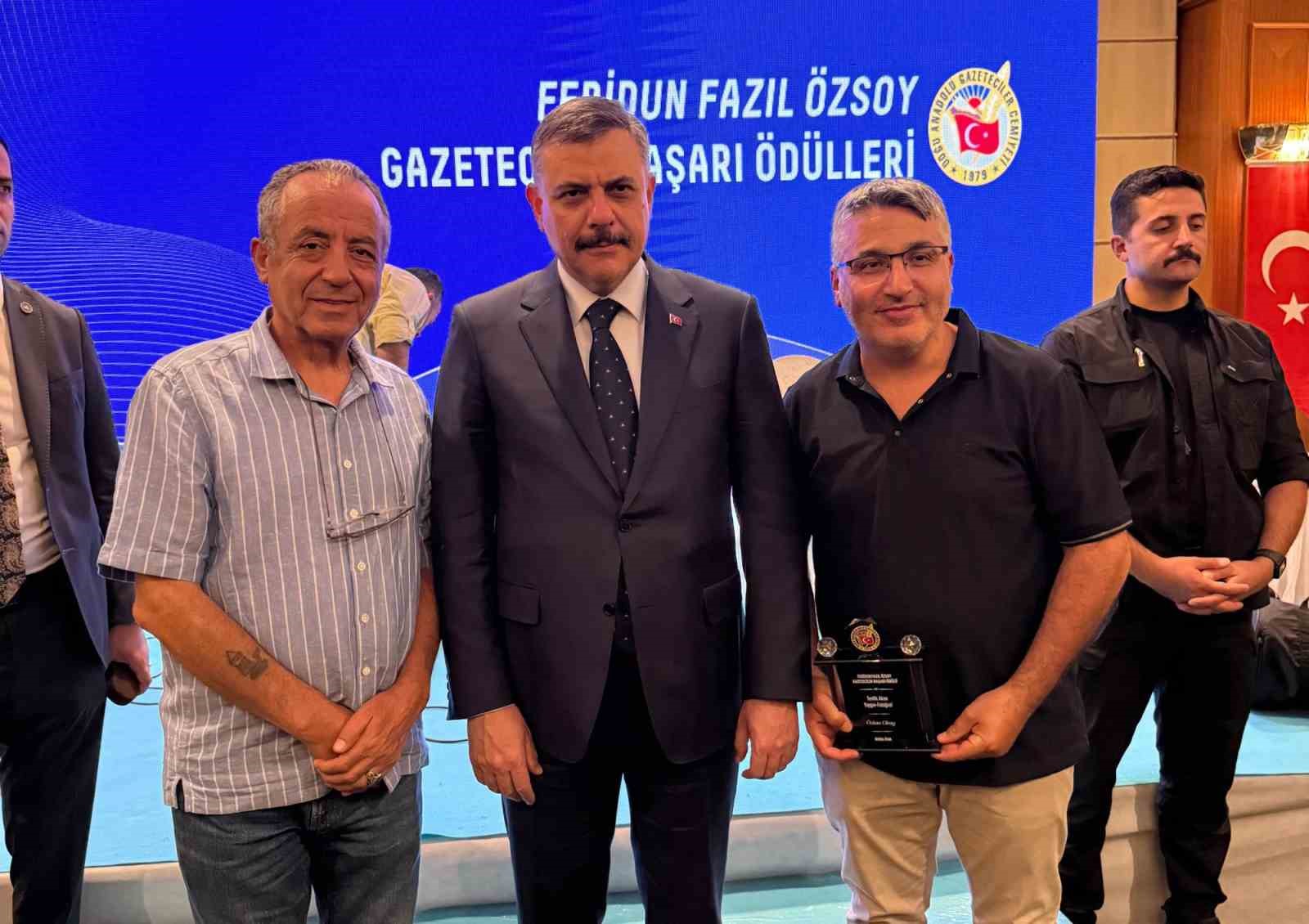 feridun fazil ozsoy basarili gazeteciler odul toreninde ihaya odul 0