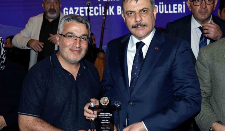 feridun-fazil-ozsoy-basarili-gazeteciler-odul-toreninde-ihaya-odul-HvOMalQQ.jpg