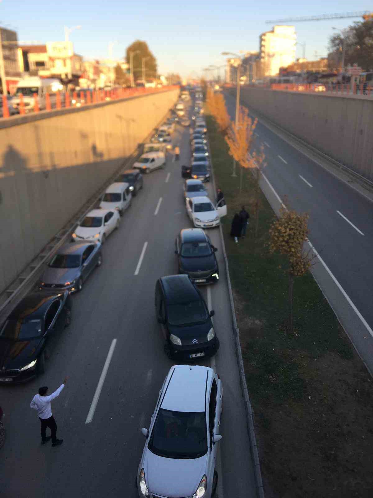 fermuar sistemiyle ambulansa yol actilar 1 mjd96l3h